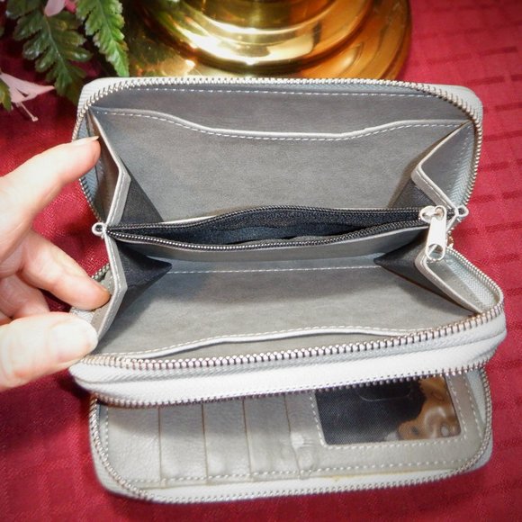 Brand NEW *** Leather ~ CLUTCH *** - Picture 3 of 3